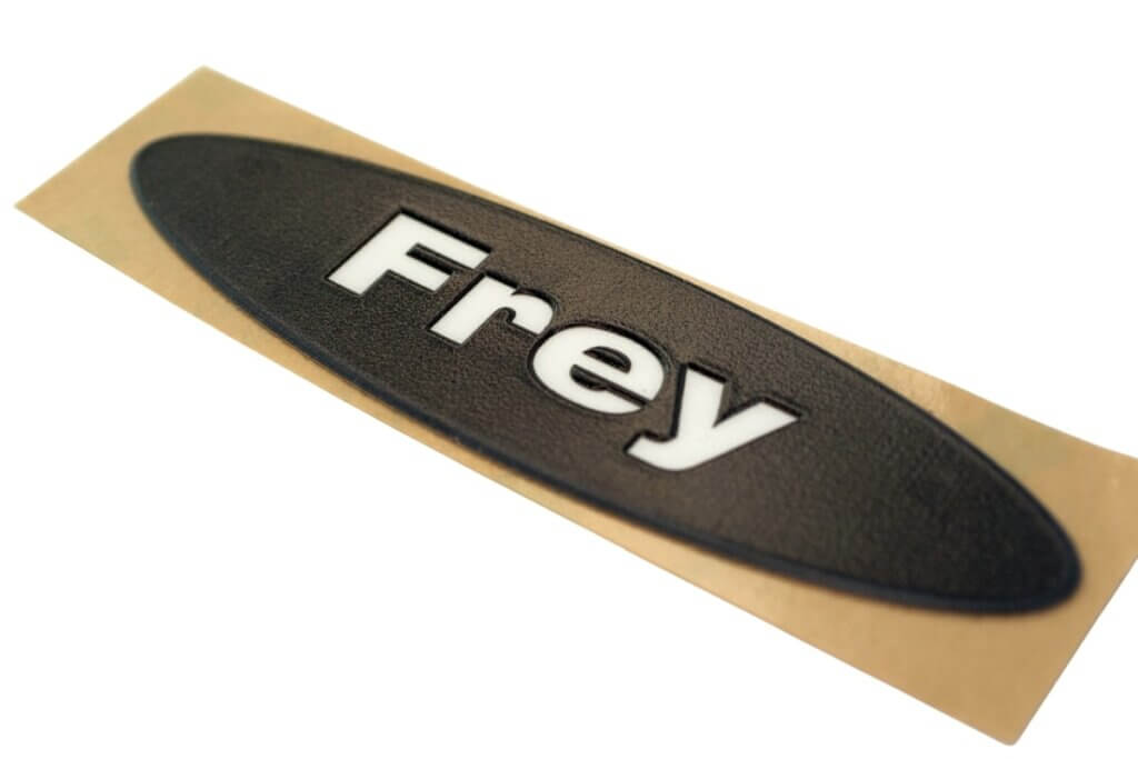 emblemat-z-logo-firmowym-na-maszyny